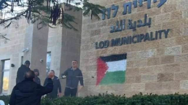 גרפיטי של דגל פלסטין רוסס על בניין עיריית לוד (צילום: צילום מסך רשת X)