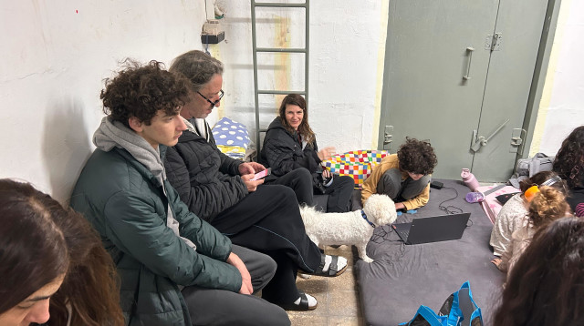 ישראלים במקלט (צילום: אבשלום ששוני)