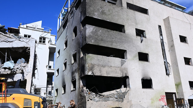 זירת הנפילה מפגיעת הטיל האיראני בתל אביב  (צילום: אבשלום ששוני)