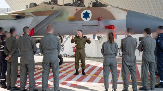 רב-אלוף אייל זמיר בביקור בבסיס חצרים לקראת מבצע "שאגת הארי" (צילום: דובר צה"ל)