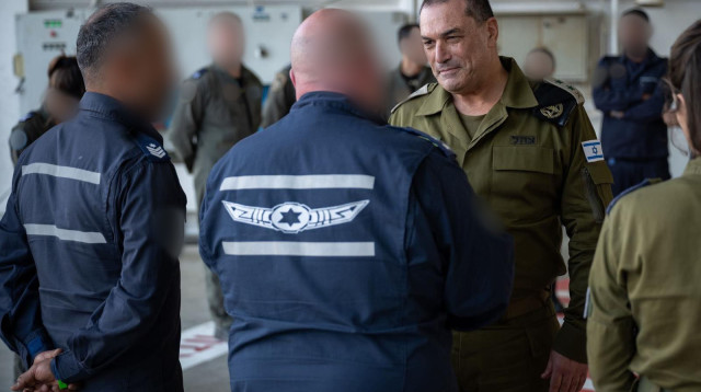 רב-אלוף אייל זמיר בביקור בבסיס חצרים לקראת מבצע "שאגת הארי" (צילום: דובר צה"ל)