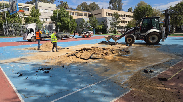 הבור שנפער במגרש הספורט בתיכון “אוהל שם” (צילום: עיריית רמת גן)