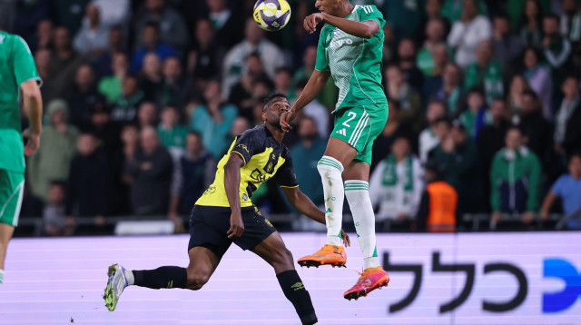 זוהר זסנו שחקן מכבי חיפה מעל ג'ונבוסקו קאלו שחקן בית"ר ירושלים (צילום: מאור אלקסלסי)