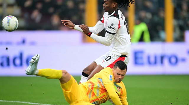 רפאל לאאו שחקן מילאן מול אמיל אאודרו שוער קרמונזה (צילום: רויטרס)