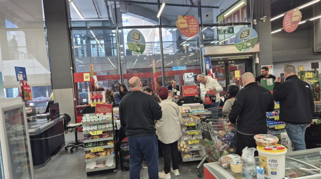 ביקור בסופר ביבנה (צילום: גלעד מורג)