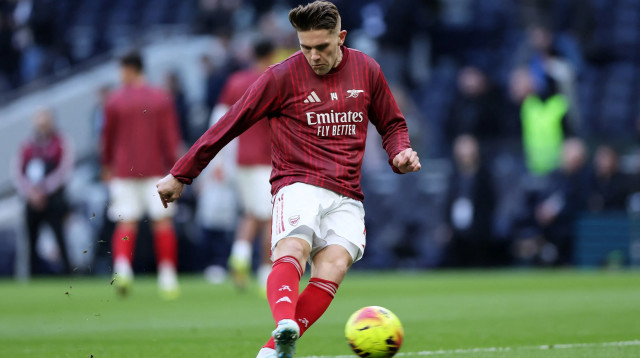 ויקטור יוקרס שחקן ארסנל בחימום (צילום: רויטרס)