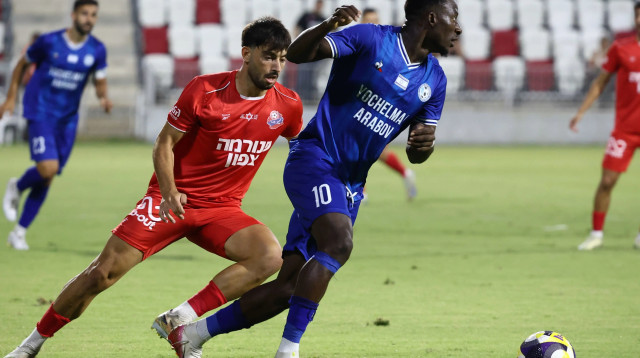 מוחמד אוסמן, עירוני טבריה לצד יונתן פרבר, הפועל חיפה (צילום: דני מרון)