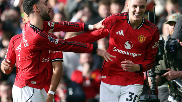 בנימין ששקו עם ברונו פרננדש שחקני מנצ'סטר יונייטד חוגגים (צילום: GettyImages, DARREN STAPLES)