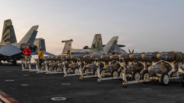 הפצצות על נושאת המטוסים של ארה"ב (צילום: רויטרס)