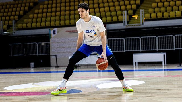 רומן סורקין שחקן נבחרת ישראל בחימום (צילום: אתר רשמי, איגוד הכדורסל)