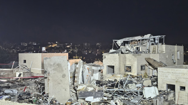 זירת נפילת הטיל האיראני בבית שמש (צילום: אברהם בלוך)