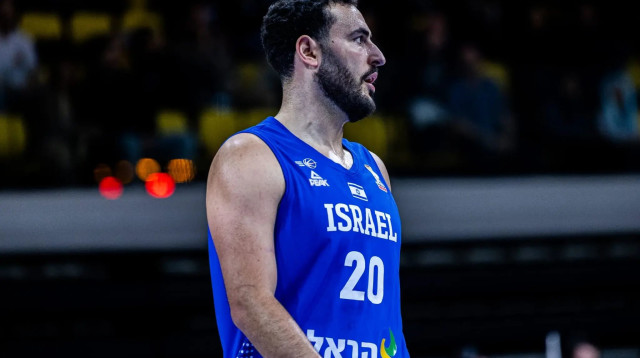 עידן זלמנסון שחקן נבחרת ישראל (צילום: אתר רשמי, איגוד הכדורסל)