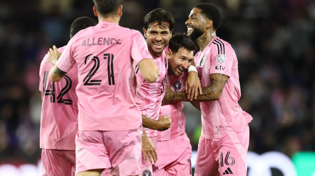 ליאונל מסי חוגג עם שחקני אינטר מיאמי (צילום: GettyImages)