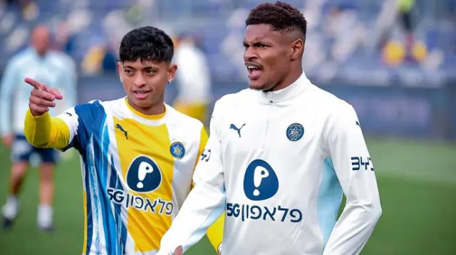 שוב ב-11. הליו וארלה עם קרווין אנדרדה (צילום: אריאל שלום)