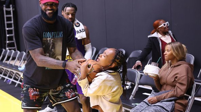 לברון ג'יימס עם בתו זורי (צילום: Wally Skalij/Los Angeles Times via Getty Images)