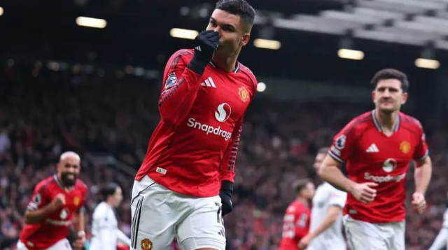 קאסמירו כבר מריח משהו. כשהוא לא על המגרש, הוא מעודד כמו נער פוסטר (צילום: אימג'בנק  GettyImages)