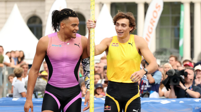 הקופץ במוט היווני עמנואל קראליס לצדו של יריבו מונדו דופלנטיס (צילום: GettyImages)