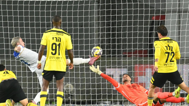 שחקן עירוני קרית שמונה, אדריאן אוגריסה, כובש מול מכבי נתניה (צילום: ברני ארדוב)