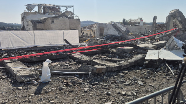 זירת נפילת הטיל בבית שמש (צילום: גלעד מורג)