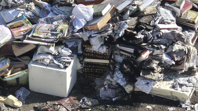 ערימה ספרי קודש בתוך הריסות הבית שנפגע מטיל ששוגר מאיראן (צילום: גלעד מורג)