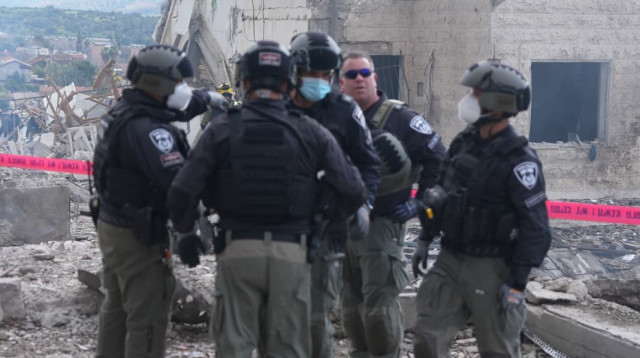 כוחות המשטרה בזירת נפילת הטיל האיראני בבית שמש (צילום: דוברות המשטרה)