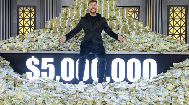 כל התוכנית זורקים שטרות על הרצפה. ביסט גיימז (צילום: amazonprime)