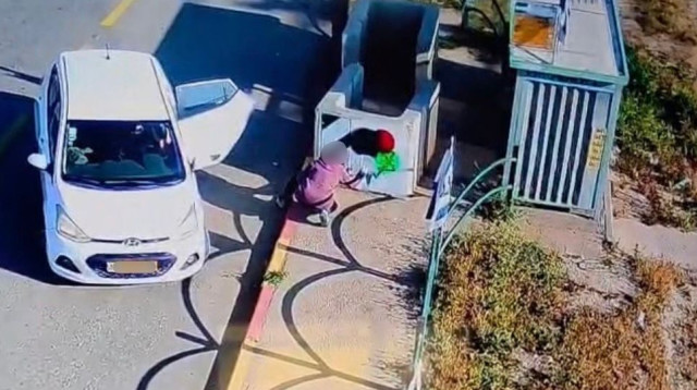 אחת החשודות בשעת מעשה (צילום: דוברות המשטרה)