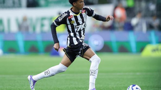 רוביניו ג'וניור במדי סנטוס (צילום: Alexandre Schneider)