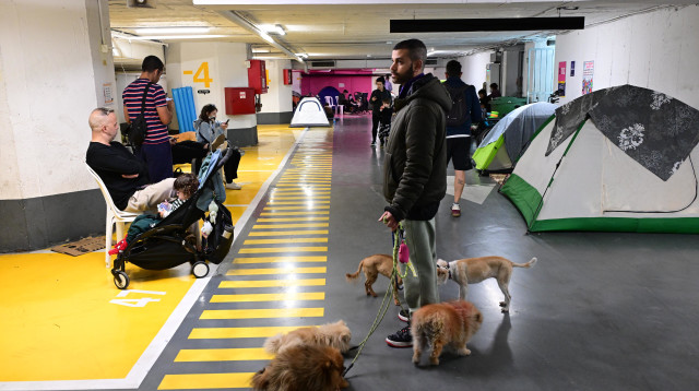 מקלטים, מרחב מוגן, ישראלים מתמגנים בחניון תת קרקעי בתל אביב (צילום: אבשלום ששוני)