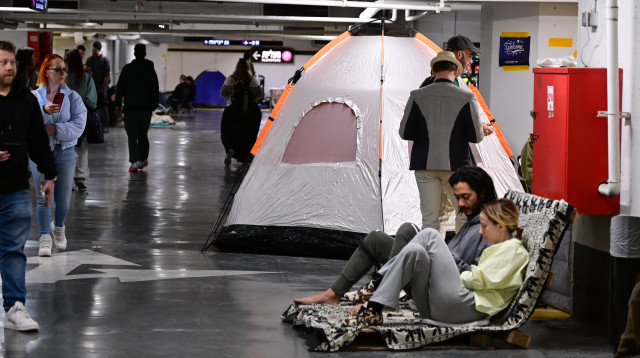 מקלטים, מרחב מוגן, ישראלים מתמגנים בחניון תת קרקעי בתל אביב (צילום: אבשלום ששוני)