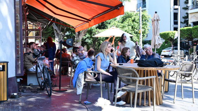 בתי קפה בתל אביב במלחמה עם איראן (צילום: אבשלום ששוני)