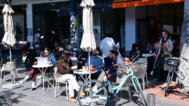 בתי קפה בתל אביב במלחמה עם איראן (צילום: אבשלום ששוני)