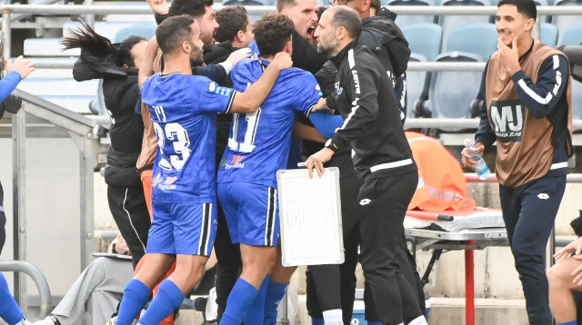 שחקני הפועל פתח תקוה חוגגים עם מארק קוסטה (צילום: ברני ארדוב)