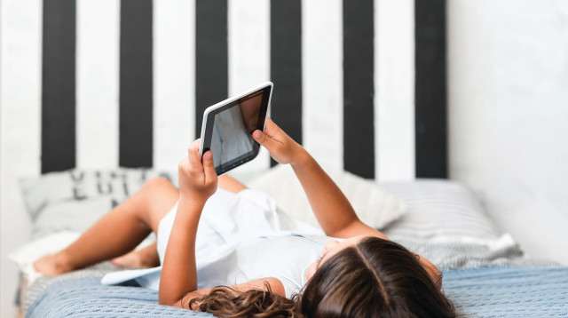 זמן מיטה שהופך לזמן מסך (צילום: אינג'אימג')