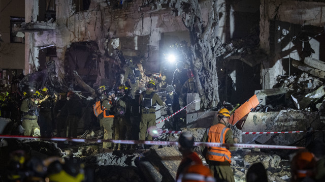 זירת הפגיעה בתל אביב (צילום: יונתן זינדל פלאש 90)