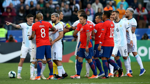 ארתורו וידאל שחקן נבחרת צ'ילה בעימות עם סרחיו אגוארו, רודריגו דה פול שחקני נבחרת ארגנטינה, יולי 2019 (צילום: GettyImages, Alexandre Schneider)