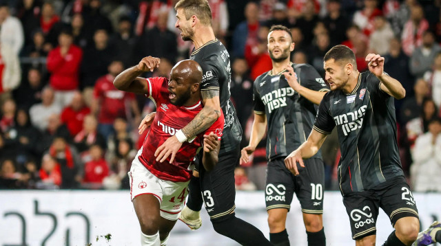 ג'בון איסט שחקן הפועל באר שבע לפני דריו ז'ופאריץ' שחקן הפועל חיפה (צילום: קובי אליהו)