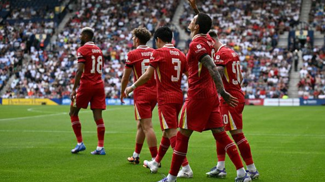 שחקני ליברפול חוגגים (צילום: OLI SCARFF)