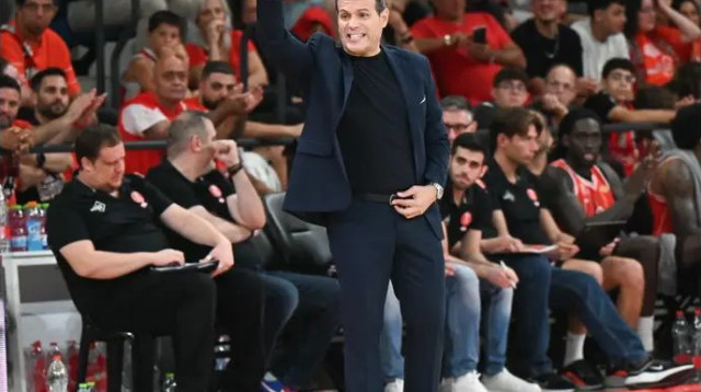 נותן לו את המפתחות. איטודיס (צילום: ברני ארדוב)