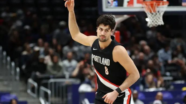 התרגש מקבלת הפנים. אבדיה (צילום: רויטרס)