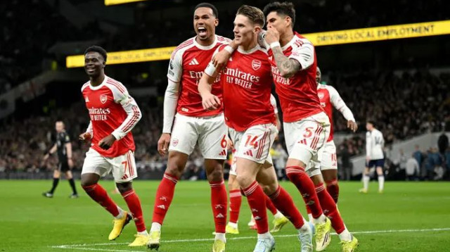 הפער יגדל בחזרה לחמש נקודות? שחקני ארסנל חוגגים (צילום: GettyImages, Mike Hewitt)