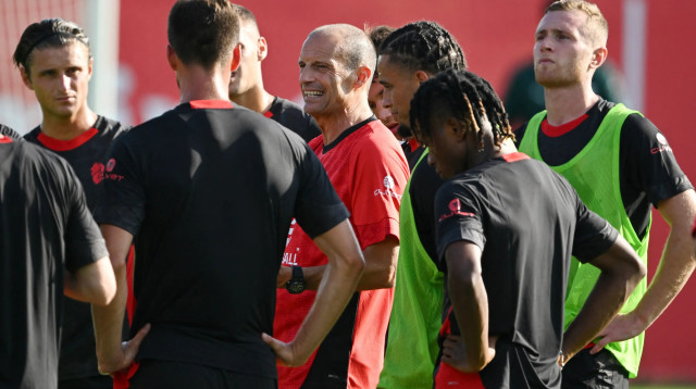 מסימיליאנו אלגרי מאמן מילאן עם שחקניו (צילום: GettyImages, STEFANO RELLANDINI/AFP)