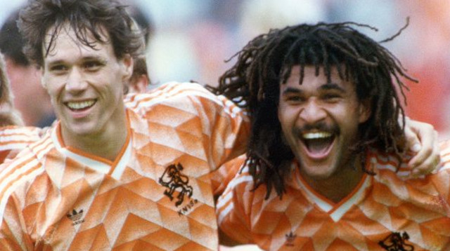 רוד חוליט עם מרקו ואן באסטן ביורו 1988 (צילום: dpa/picture alliance via Getty Images)