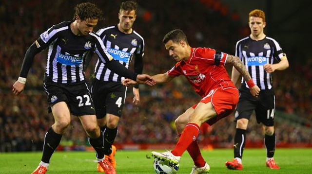 שחקני ניוקאסל סביב פליפה קוטיניו (צילום: )