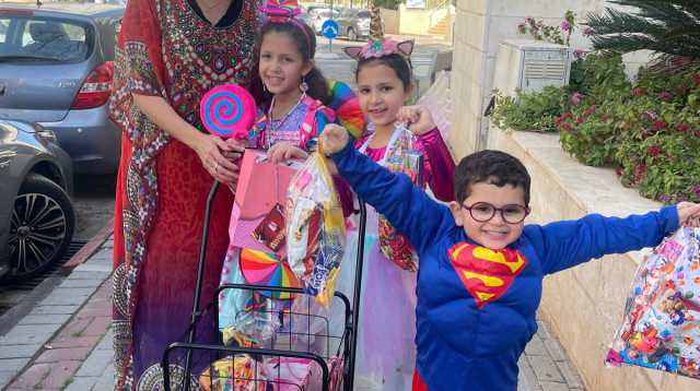 פתח תקווה. לא ויתרו על משלוחי המנות (צילום: באדיבות המצולמים)