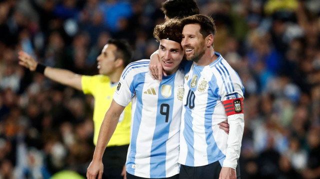 ליאונל מסי לצד חוליאן אלברס, נבחרת ארגנטינה (צילום: GettyImages)
