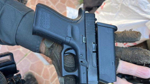 אקדח אשר נתפס על גופה של צעירה הריונית בקבאטיה (צילום: דוברות המשטרה)