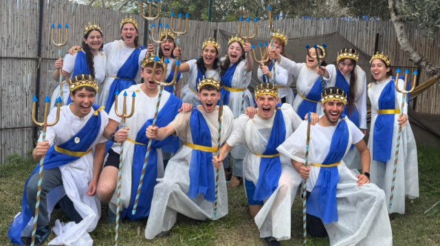 מדריכי פנימיית בית טוביה מחופשים בפעילות פורים (צילום: באדיבות עמותת קמ"ה)