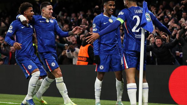 שחקני צ'לסי חוגגים עם אסטבאו (צילום: Justin Setterfield)