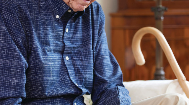 גבר מבוגר עם כאב ברכיים (צילום: אינגאימג')